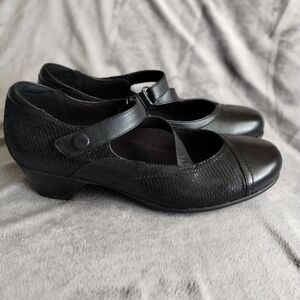 Chic Aravon Black Mary Jane Flats Size 11B